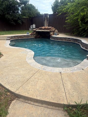 106 E Shady Grove Road, Grand Prairie, TX 75050