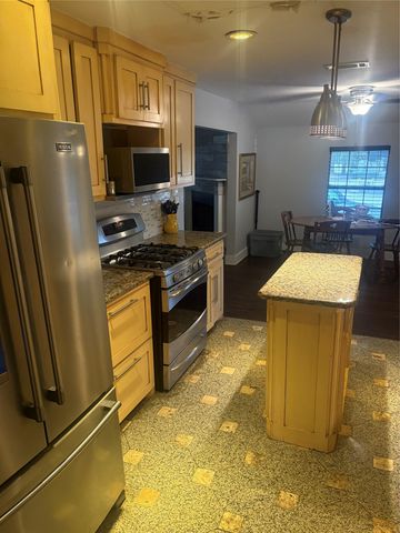 106 E Shady Grove Road, Grand Prairie, TX 75050