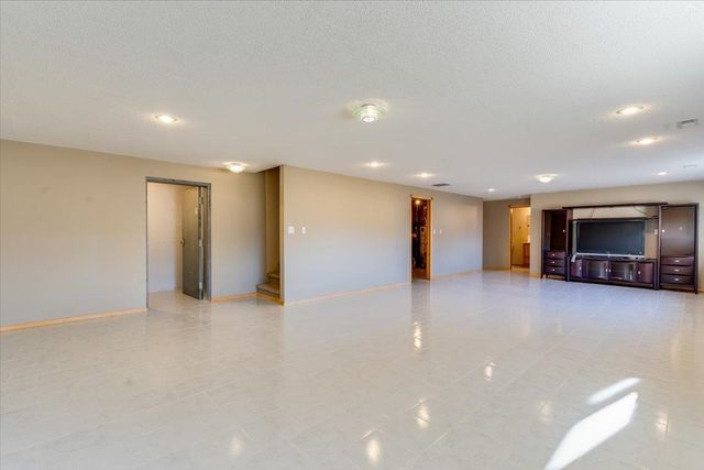 906 S Glenmoor, Wichita, KS 67207