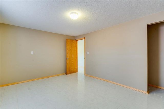 906 S Glenmoor, Wichita, KS 67207