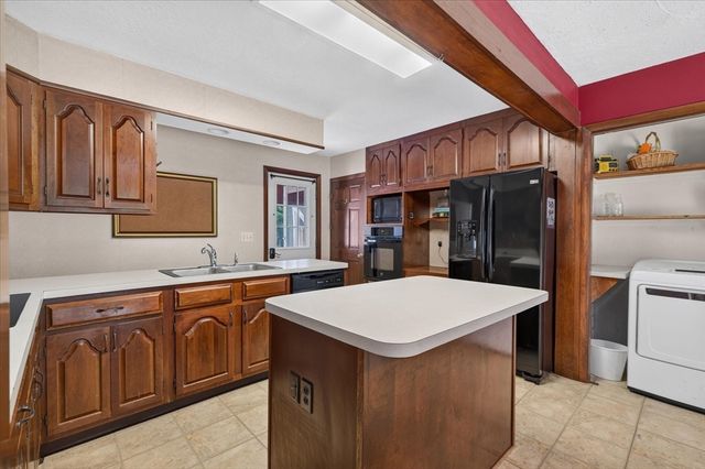 11 Foster St, Oxford, MA 01540