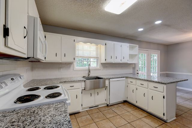 2587 Elkmont Dr, Clarksville, TN 37040
