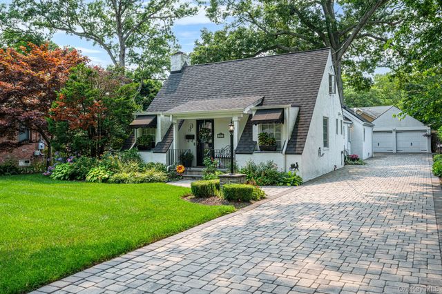 527 Brooklyn Boulevard, Brightwaters, NY 11718