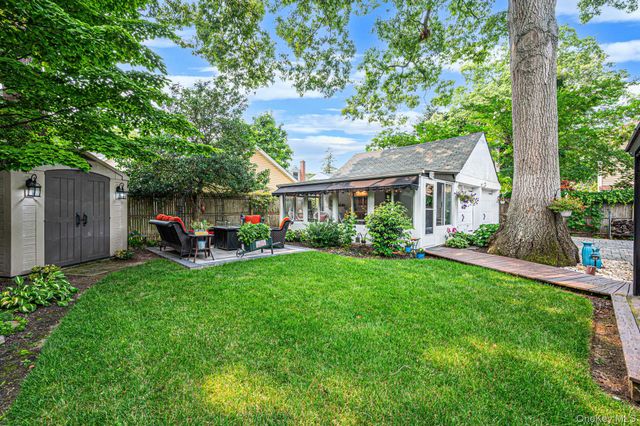 527 Brooklyn Boulevard, Brightwaters, NY 11718