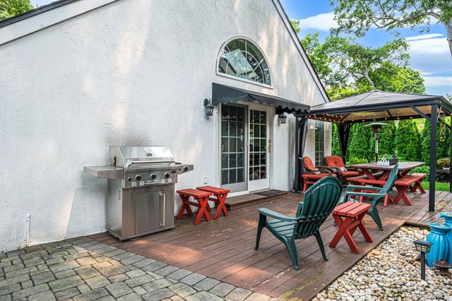 527 Brooklyn Boulevard, Brightwaters, NY 11718