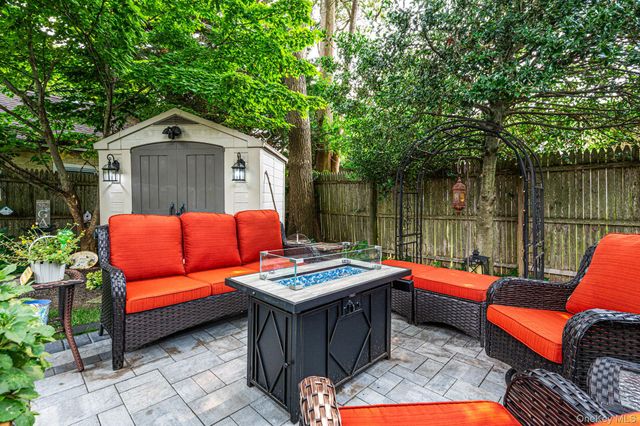 527 Brooklyn Boulevard, Brightwaters, NY 11718