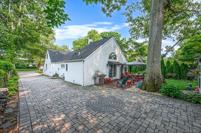 527 Brooklyn Boulevard, Brightwaters, NY 11718