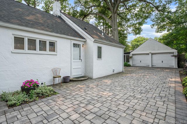 527 Brooklyn Boulevard, Brightwaters, NY 11718