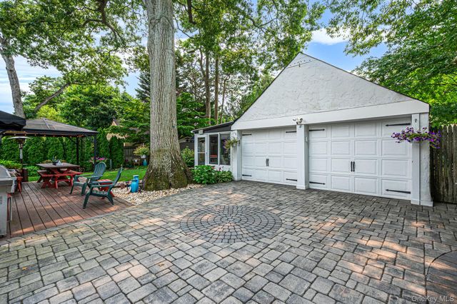 527 Brooklyn Boulevard, Brightwaters, NY 11718