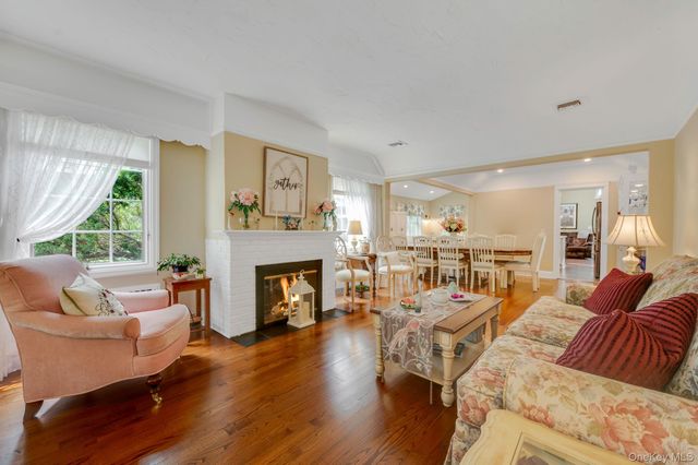 527 Brooklyn Boulevard, Brightwaters, NY 11718