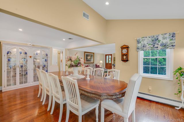527 Brooklyn Boulevard, Brightwaters, NY 11718