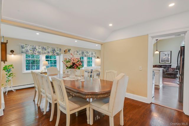527 Brooklyn Boulevard, Brightwaters, NY 11718