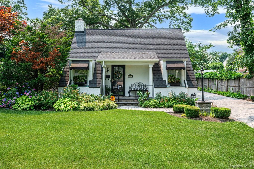 527 Brooklyn Boulevard, Brightwaters, NY 11718