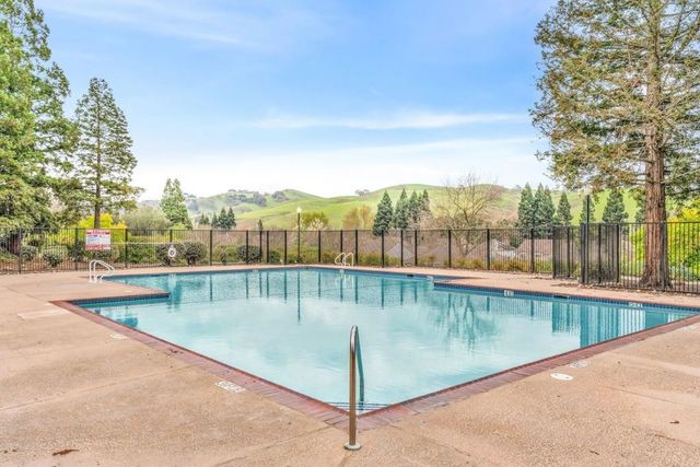 690 690 Glasgow Cir, Danville, CA 94526