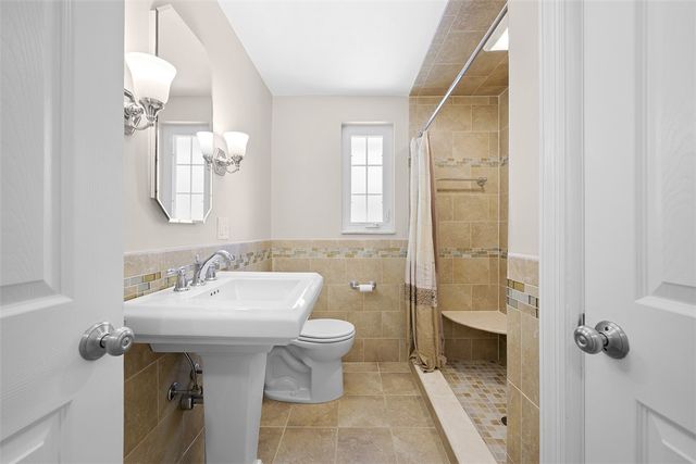 102 Valleyvale Dr, Ross Twp, PA 15209