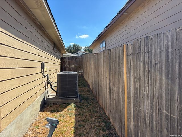 644 MEADOW ARBOR LN, Universal City, TX 78148