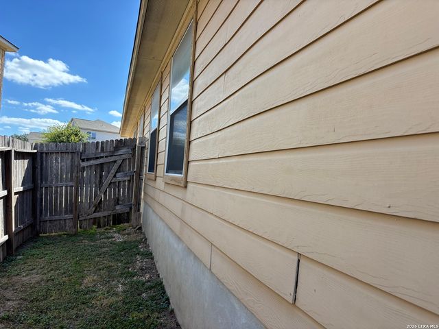 644 MEADOW ARBOR LN, Universal City, TX 78148
