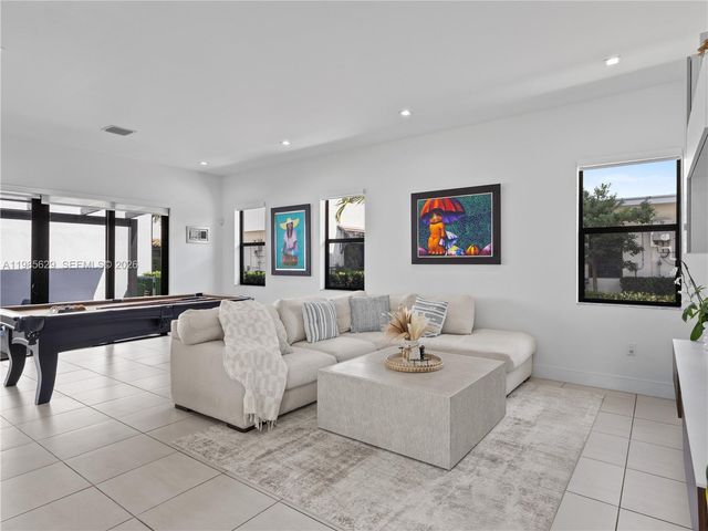 8281 NW 48th Ter, Doral, FL 33166