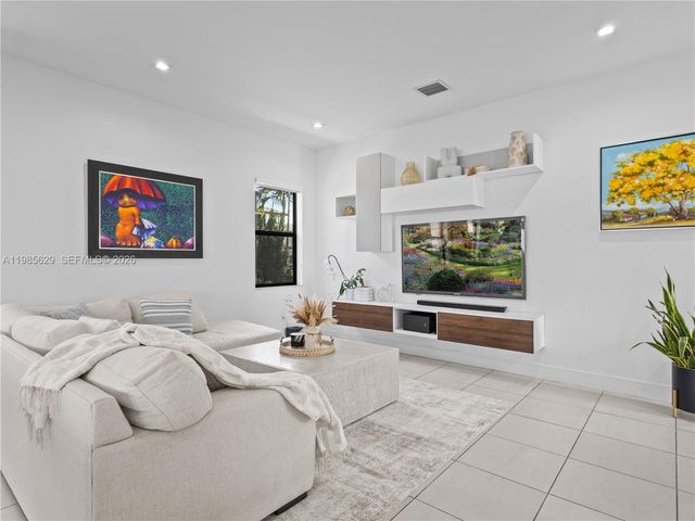 8281 NW 48th Ter, Doral, FL 33166