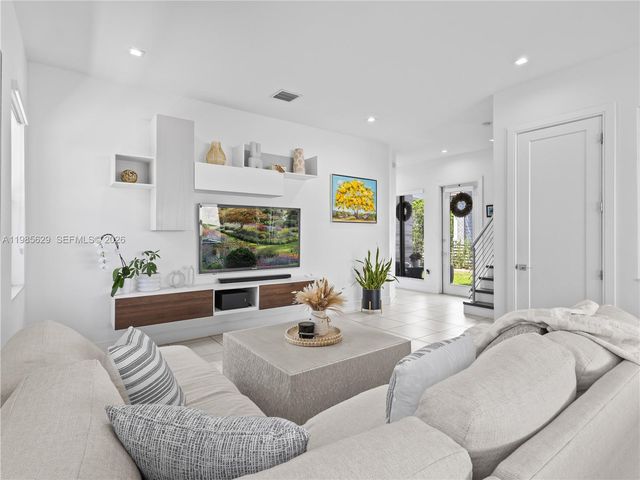 8281 NW 48th Ter, Doral, FL 33166