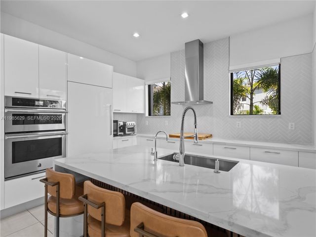 8281 NW 48th Ter, Doral, FL 33166