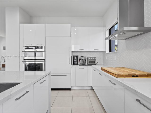 8281 NW 48th Ter, Doral, FL 33166