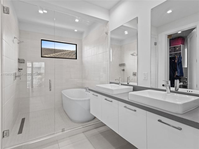 8281 NW 48th Ter, Doral, FL 33166