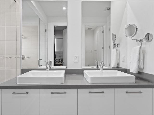 8281 NW 48th Ter, Doral, FL 33166