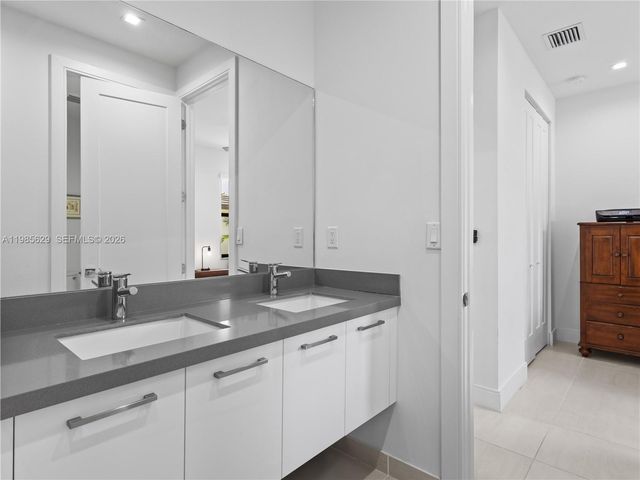 8281 NW 48th Ter, Doral, FL 33166