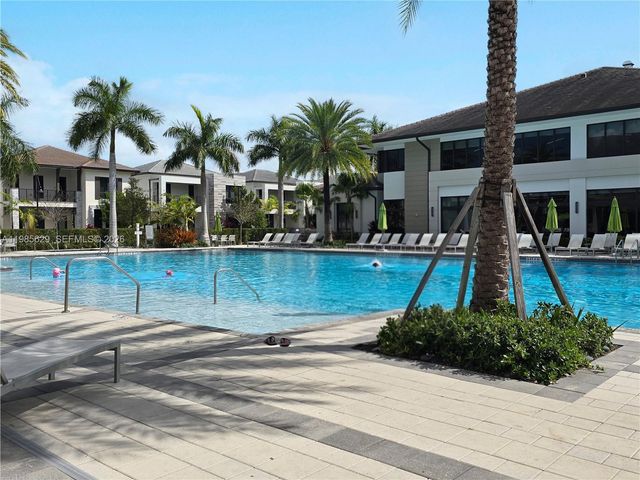 8281 NW 48th Ter, Doral, FL 33166