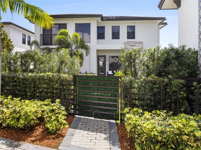 8281 NW 48th Ter, Doral, FL 33166