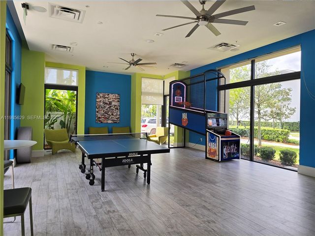 8281 NW 48th Ter, Doral, FL 33166