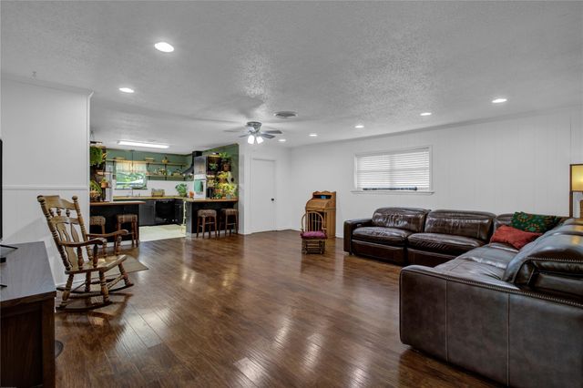 112 County Road 152, Bay City, TX 77414