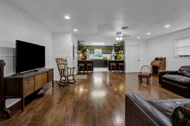 112 County Road 152, Bay City, TX 77414