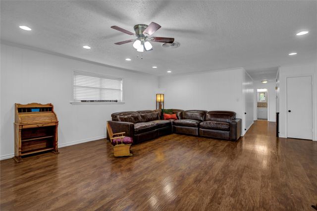112 County Road 152, Bay City, TX 77414