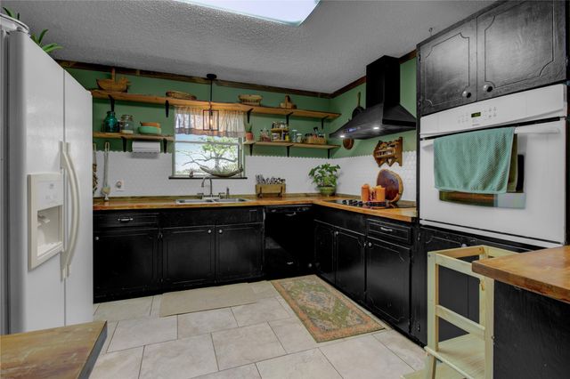 112 County Road 152, Bay City, TX 77414