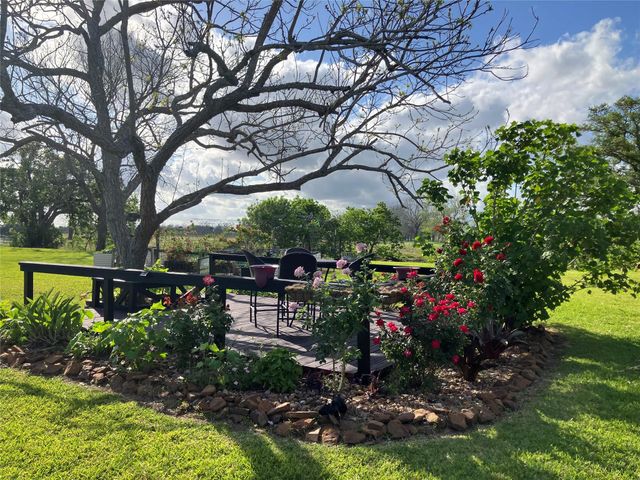 112 County Road 152, Bay City, TX 77414