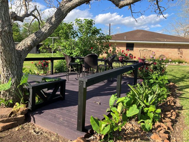 112 County Road 152, Bay City, TX 77414