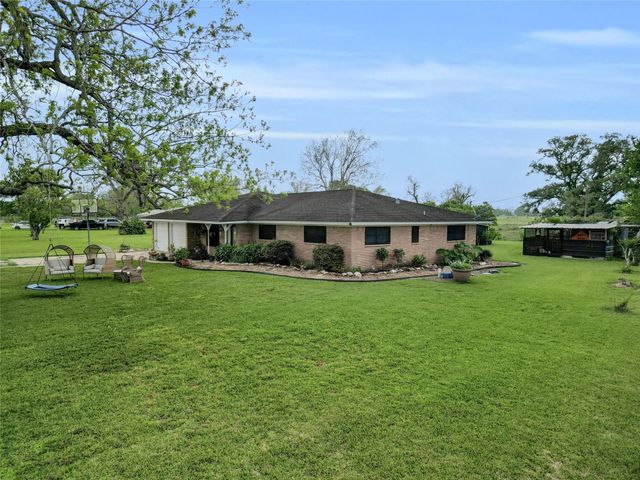 112 County Road 152, Bay City, TX 77414