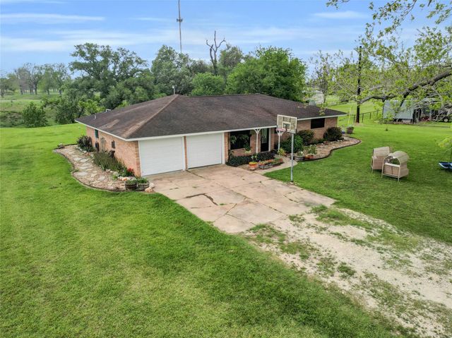 112 County Road 152, Bay City, TX 77414