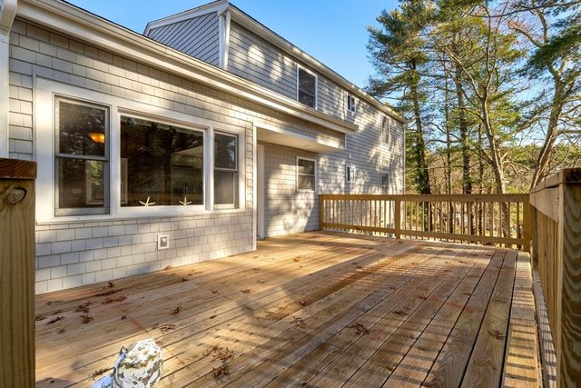 17 Fresh Pond Cir, Plymouth, MA 02360