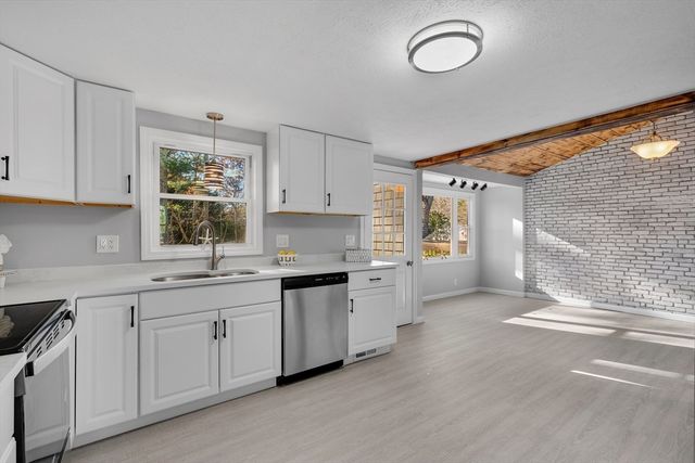 17 Fresh Pond Cir, Plymouth, MA 02360