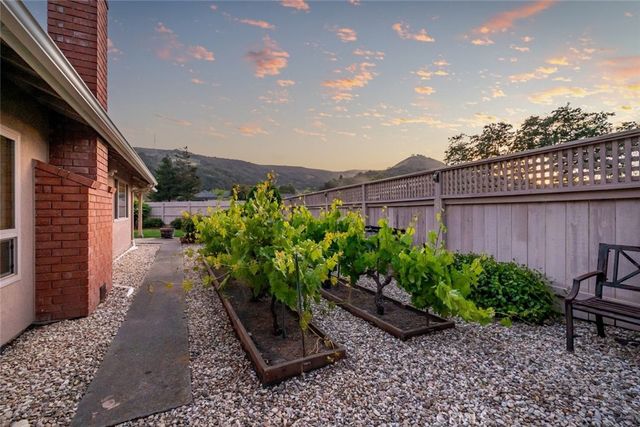 1736 Royal Court, San Luis Obispo, CA 93405