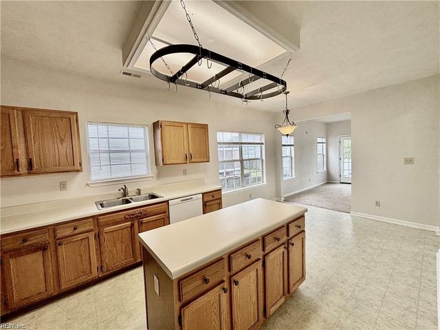 301 Lincoln RD, Chesapeake, VA 23320