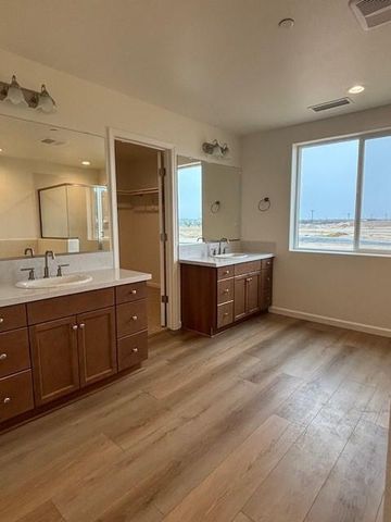 1276 Catherdral Court S, Madera, CA 93636