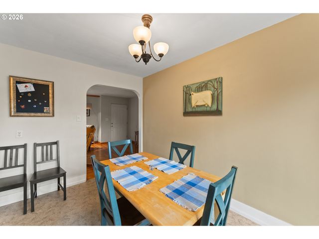 439 W AGEE St, Roseburg, OR 97471