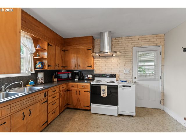 439 W AGEE St, Roseburg, OR 97471