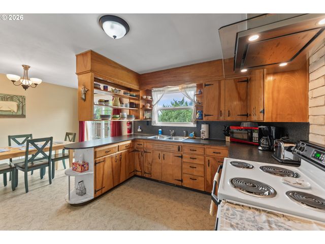 439 W AGEE St, Roseburg, OR 97471