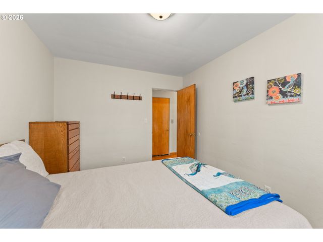 439 W AGEE St, Roseburg, OR 97471