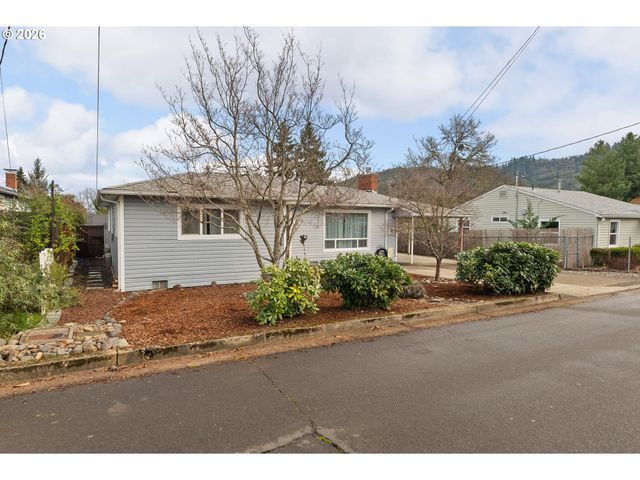 439 W AGEE St, Roseburg, OR 97471
